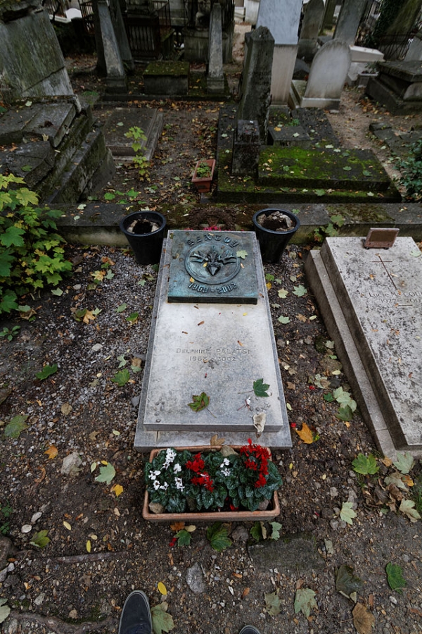 Sextoy (Delphine Palatsi) op Père Lachaise