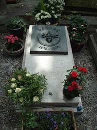 Sextoy (Delphine Palatsi) op Père Lachaise