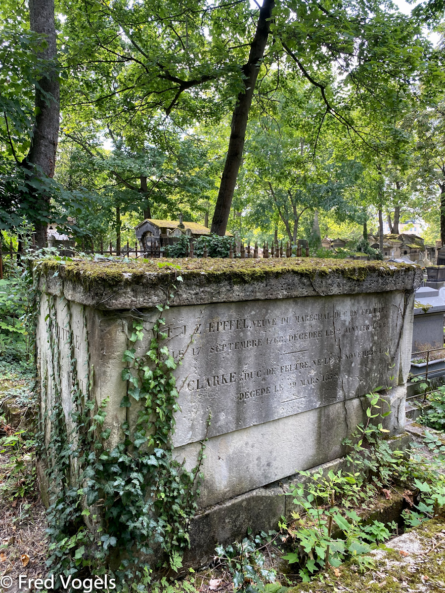 Clarke Alphonse, comte de Feltre op Père Lachaise
