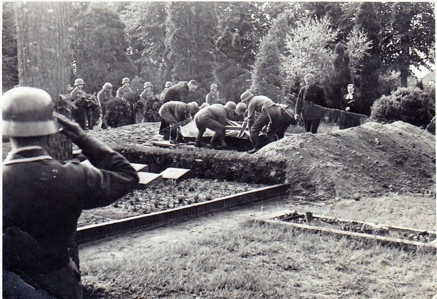 The 51 Sqdn left from Snaith at 1944-07-10 at 11:32. Loc or duty Kleve