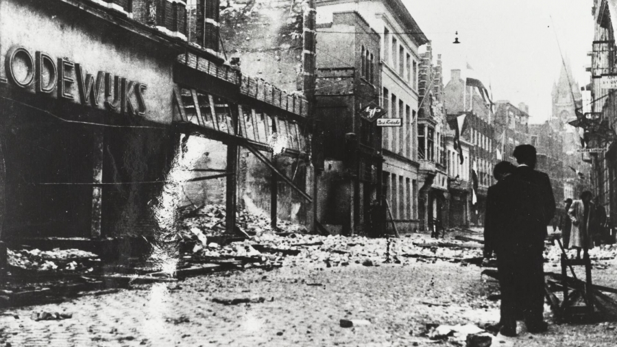 Eindhoven gebombardeerd, één dag na bevrijding