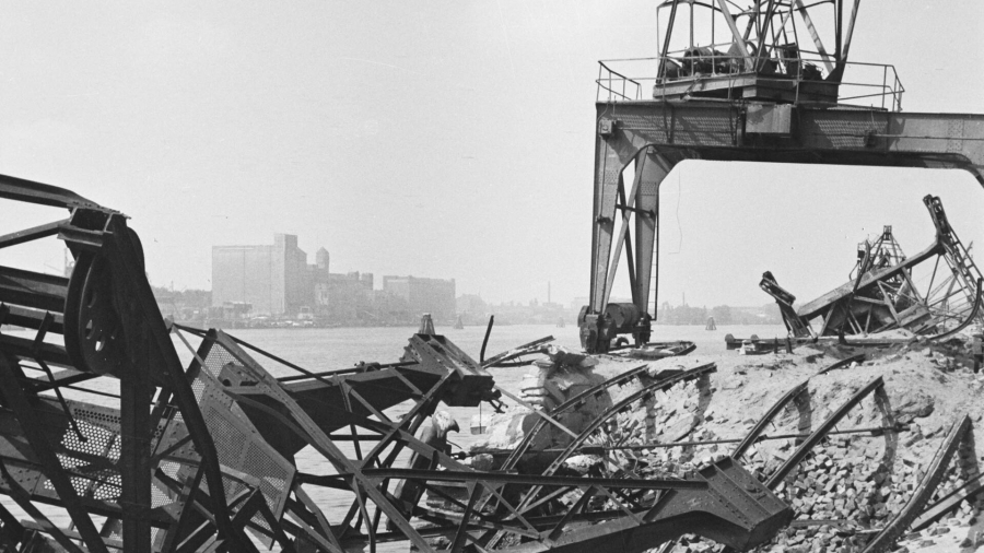 Duitsers vernielen havens Rotterdam en Amsterdam