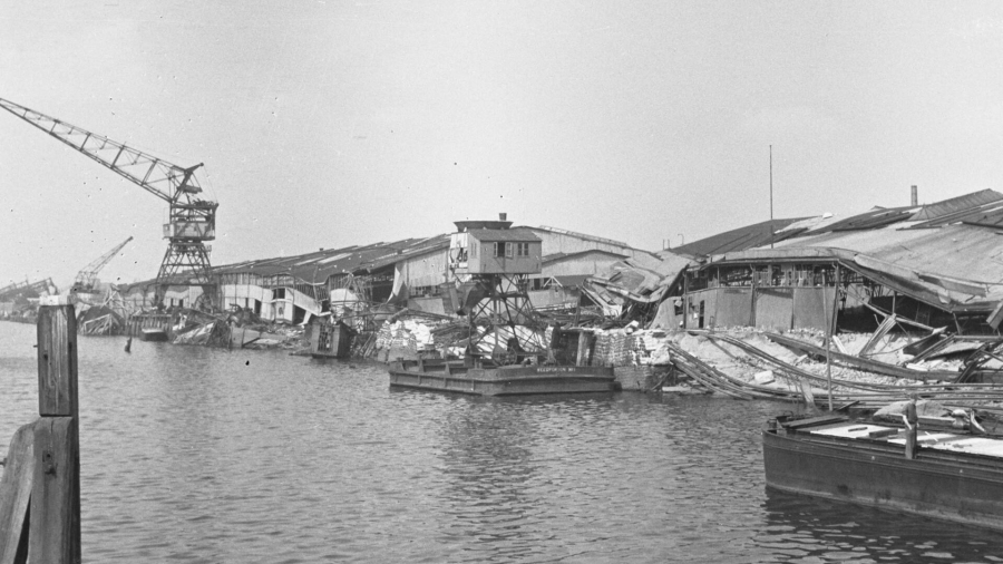 Duitsers vernielen havens Rotterdam en Amsterdam