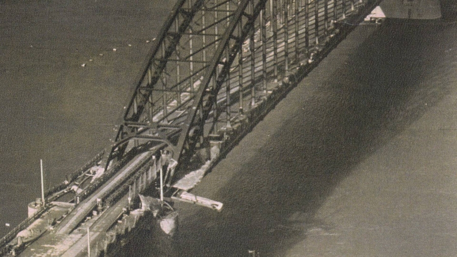 Aanval Duitse kikvorsmannen op de Waalbruggen: spoorbrug stort in