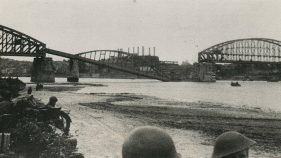 Aanval Duitse kikvorsmannen op de Waalbruggen: spoorbrug stort in