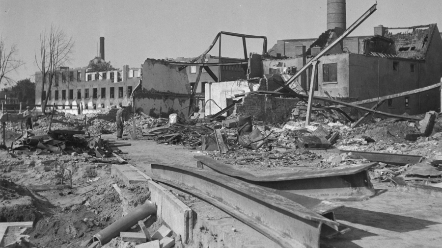 Geallieerden bombarderen Hengelo, stad ligt in puin