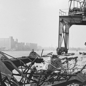 Duitsers vernielen havens Rotterdam en Amsterdam