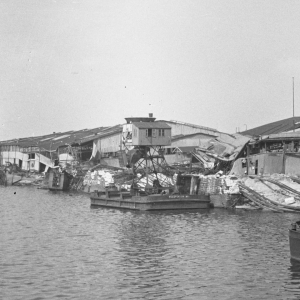Duitsers vernielen havens Rotterdam en Amsterdam