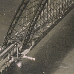 Aanval Duitse kikvorsmannen op de Waalbruggen: spoorbrug stort in