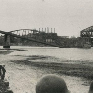 Aanval Duitse kikvorsmannen op de Waalbruggen: spoorbrug stort in