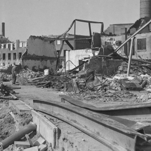 Geallieerden bombarderen Hengelo, stad ligt in puin