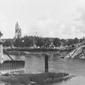 Rijnbrug bij Arnhem verwoest, Hengelo weer gebombardeerd