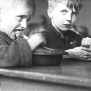 'Kinderen in Nederland overlijden aan ondervoeding'